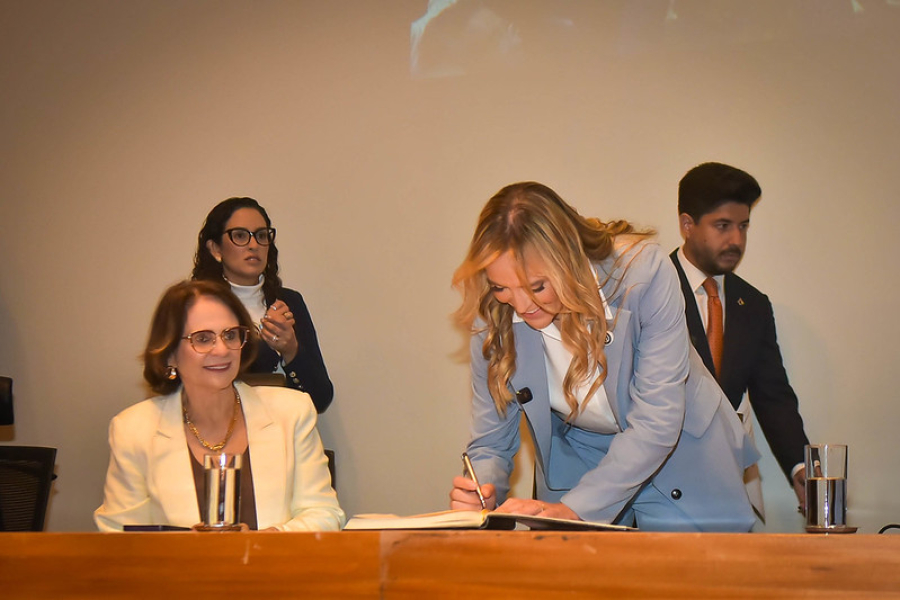 Celina assume DF com decisão que marca início do governo