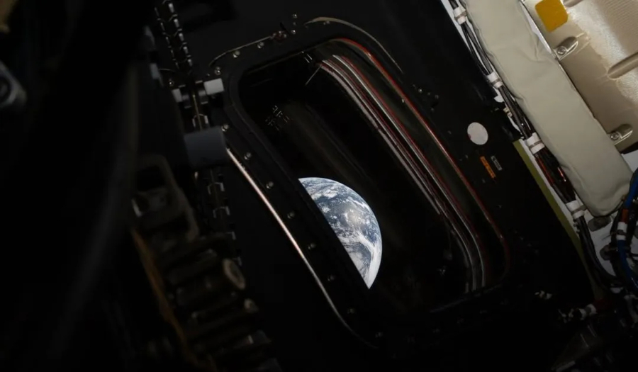 Astronautas veem Terra da Orion rumo à Lua