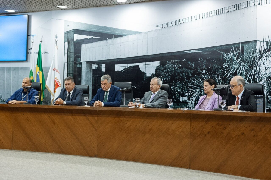 Após anos de espera, famílias recebem escritura definitiva no DF