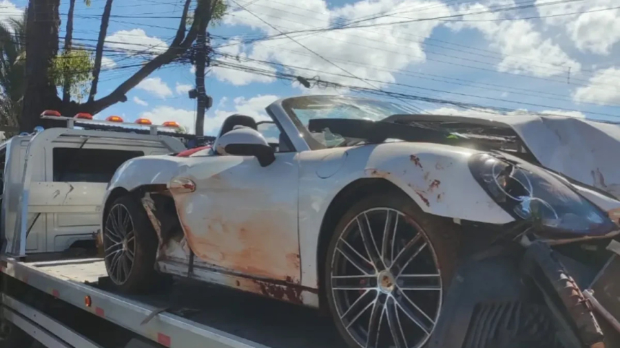 Porsche destrói muro de CMEI e motorista foge após acidente em Goiânia