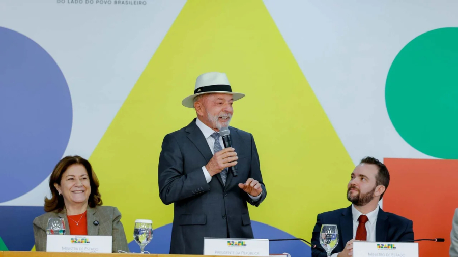 Lula exalta endividamento e gera reação nas redes