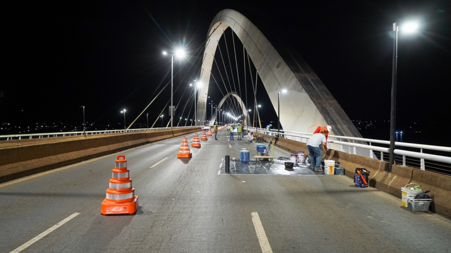 Ponte JK passa por reforma e ganha nova pintura