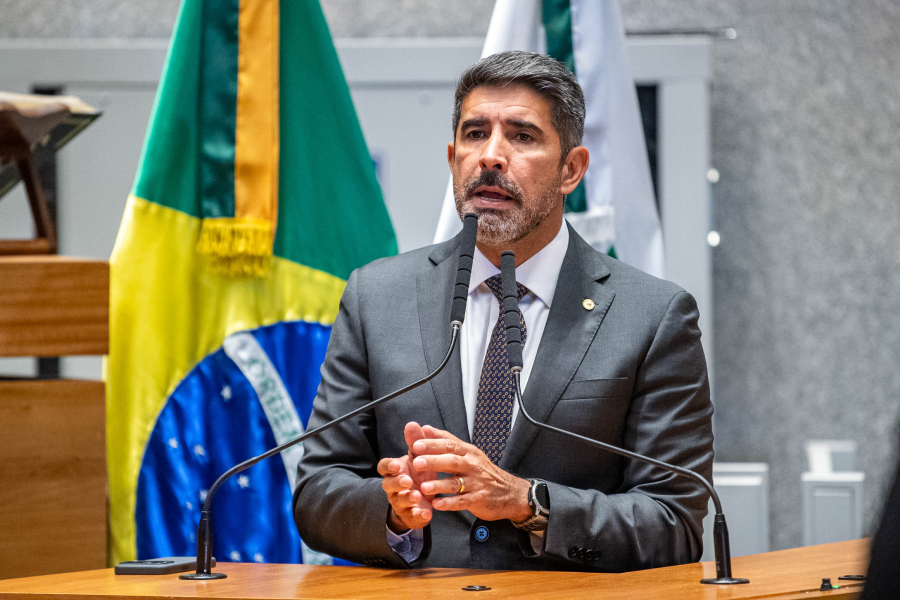 Roosevelt Vilela celebra aprovação de regras para escolas cívico-militares no DF