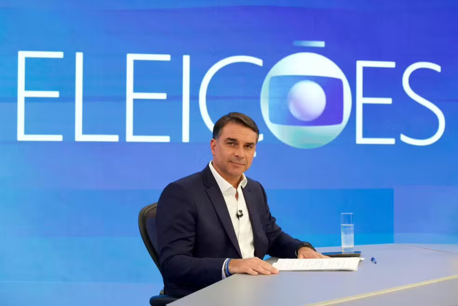 Flávio Bolsonaro cita relações do Banco Master com a Globo e defende sigilo da fonte