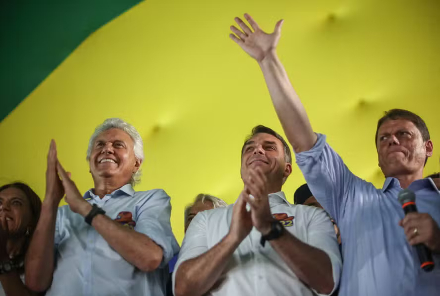 Apoio de Caiado a Flávio Bolsonaro aproxima agendas de segurança no segundo turno