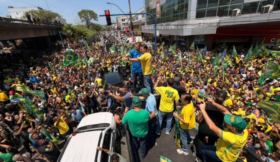 Flávio Bolsonaro reúne multidão em ato de campanha em Vitória